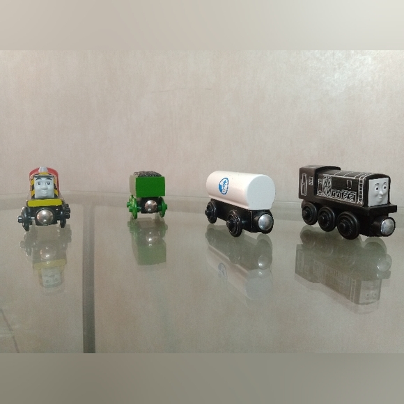 Vintage Thomas the Tank Engine & Friends storage case w/ 4 wooden train pieces - Picture 12 of 16